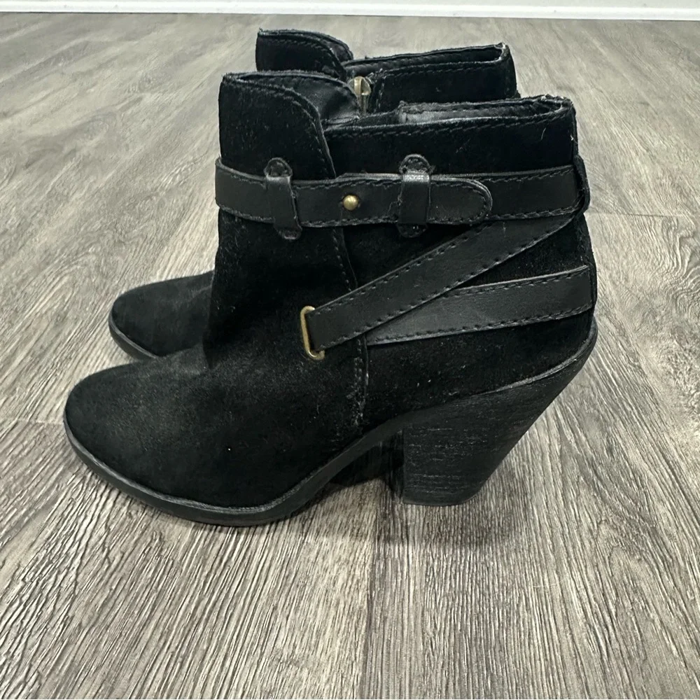 DV Dolce Vita Black Ankle Booties with Decorative Buckle and Low Heel Size 7
